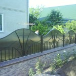 Fence with polycarbonate